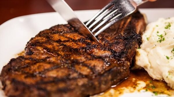 LongHorn Steakhouse vs. Texas Roadhouse: Which Reigns Supreme?