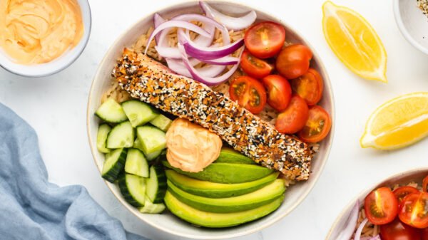 Indulge in This Flavor-Packed Everything Bagel Salmon Bowl with Spicy Sriracha Cream Cheese!